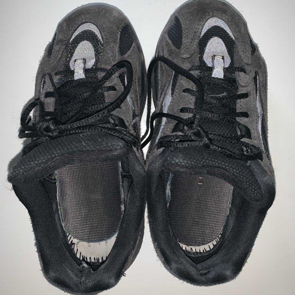 Kids Yeezy’s size 2